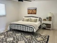 Spacious estate in delightful Ivins with Unique Spanish decor. 艾文斯酒店