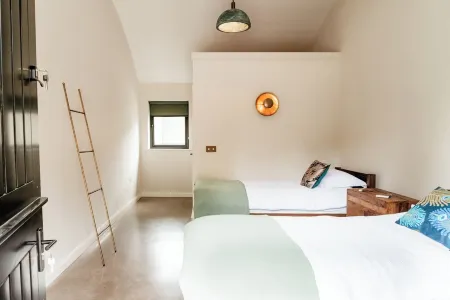 The Goat House Retreat offers an idyllic getaway. Отели рядом с достопримечательностью «Даунпатрик энд Вниз Рейлуэй»