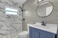 Beautiful 2-Bedroom Walk to Beach/Restaurants