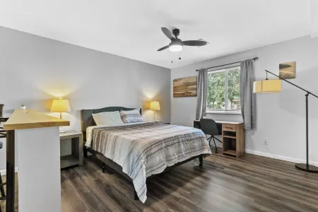 Modern Studio Apartment in the center of town, private parking & WIFI