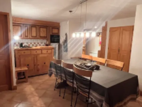 Superb, cozy mountain apartment with shared pool. 維拉爾敍爾多龍酒店