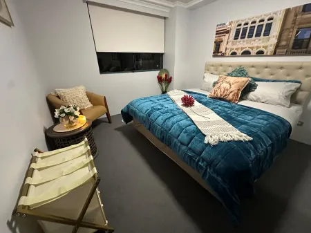 Charming to the Max with aircon in vibrant Haymarket Отели рядом с достопримечательностью «Парк Белмор»