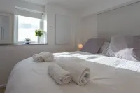 Modern & Cosy Seafront Retreat by Porthleven and Lizard Holidays