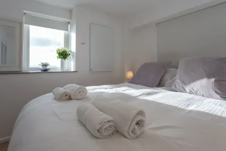 Modern & Cosy Seafront Retreat by Porthleven and Lizard Holidays