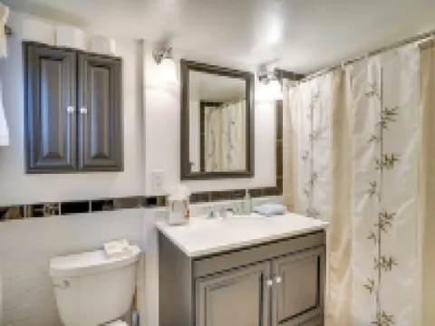 Tranquil 1-bed apt sleeps 4 overlooking Indian Creek Gorge w/ WiFi, AC & hot tub Hotels in Lincolnia