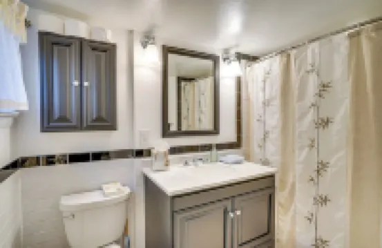 Tranquil 1-bed apt sleeps 4 overlooking Indian Creek Gorge w/ WiFi, AC & hot tub