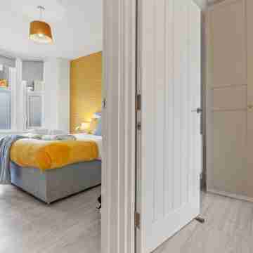 Beautiful modern flat on mill road w//fire pit and table tennis Rooms