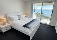 3 Bedroom Beachfront Penthouse w/Epic Rooftop & Ocean Views Hotels in Pialba