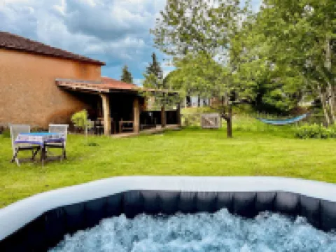 Petit Maison a la Ferme; Terrasse Couvert, Jacuzzi, Cuisine Exterieur Hotels in Capdrot