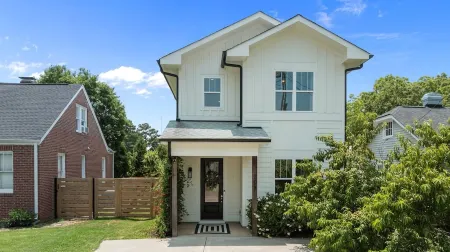 Stylish 4BR Escape • Arcade Games • Near NC State, Lenovo & Fairgrounds