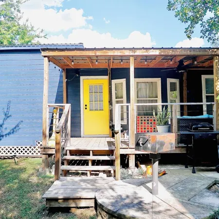 Luxury tiny cabin Pool & Hot tub minutes from Lake Travis and Lake Austin.