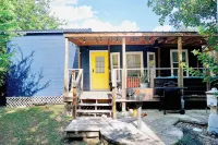 Luxury tiny cabin Pool & Hot tub minutes from Lake Travis and Lake Austin.