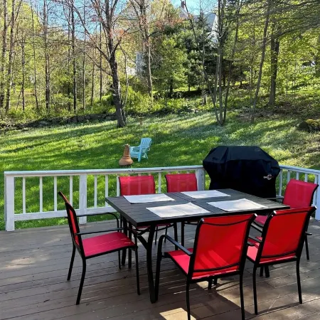 Main Street Retreat 4-bedroom w Hot Tub, Walk to Beach, Harbor & Restaurants
