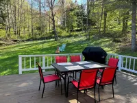 Main Street Retreat 4-bedroom w Hot Tub, Walk to Beach, Harbor & Restaurants