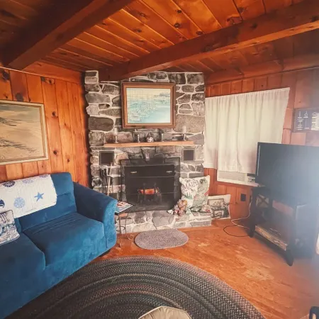 Charming 2-Bedroom Cabin with Wi-fi, A/C and Laundry in Beautiful Ogunquit, ME