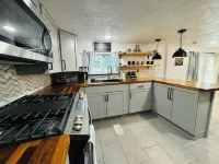 BEAUTIFUL 5-bedroom2.5 bath home in DOWNTOWN!  Minutes from shops & restaurants. Hotels in Coldwater