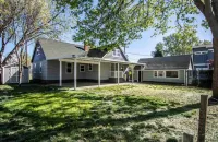 Heart of Boise-Close to St. Luke's-Charming 2 bedroom-Fully furnished/utilities Hotels in Southeast Boise