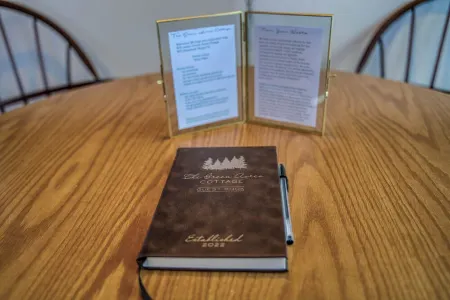 The Green Acres Cottage - Charming 2 Bedroom near S&T and Acorn Trail in Rolla.