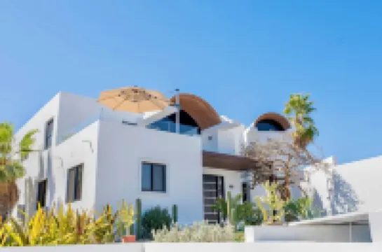 Spacious 5-bedroom new villa in marvelous Cabo Bello with full staff included