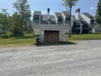 SUNRISE 3BR  - 2 Story Remodeled Condo -  SKI ON & OFF. Pool + Trailside