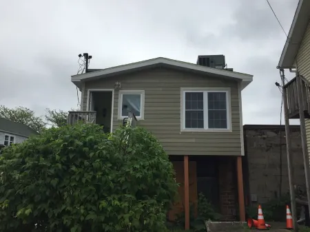 In town contemp , artsy hideaway—walk to 2 lakes and everything else!