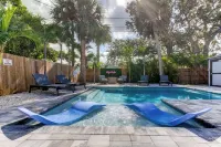 Triplex- 1 Block to the Beach, Heated Pool ,Putt-Putt, Bikes, Games