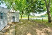 Cozy House on Meadowbrook Lake: Serene, Scenic! - Homestays