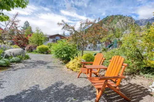 GroundFloor+Pool+King Bed+HotTub+Skiing