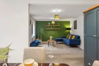 Beautiful 5 bedroom house in Stone,Aylesbury, 2 Free parking