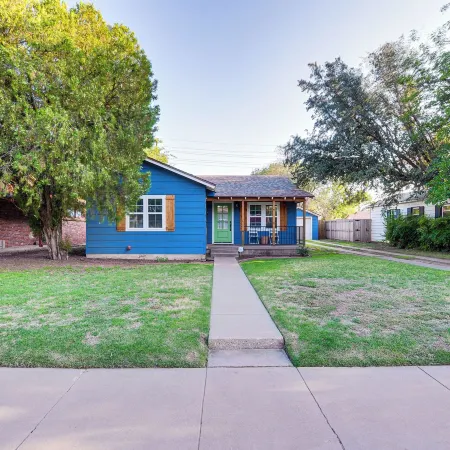 Chic Home ~ 2 Mi to TTU w/ Grill & Yard in Lubbock