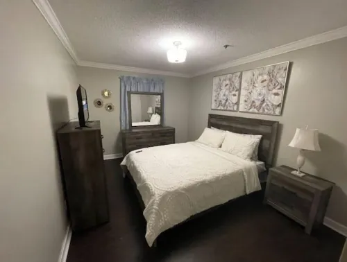 RE Stylish Condo By Mall Area
