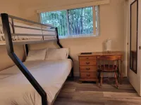 Cheerful 4-bedroom house with free parkings.