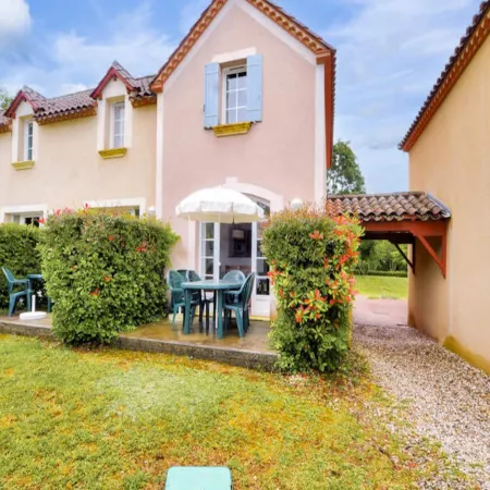 House in Monflanquin by the Lake & Pool