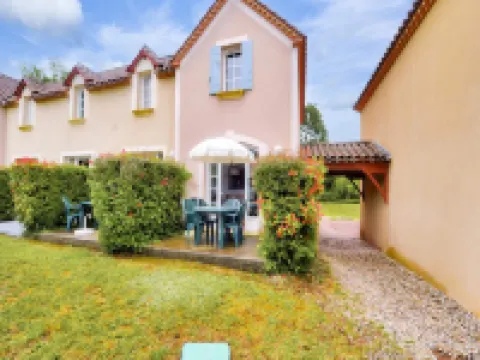 House in Monflanquin by the Lake & Pool