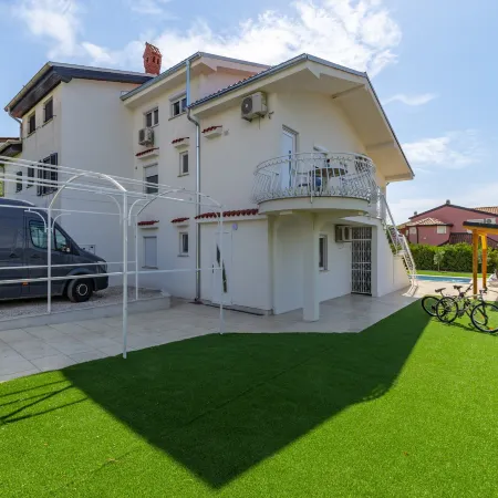 Relaxing Villa near Porec with Pool