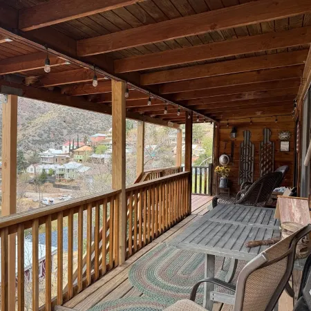 3-Bedroom Cabin in Old Bisbee Отели в г. Бисби