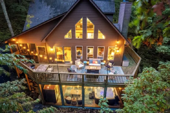 Blue Ridge Bliss 9BR/6BA: 2 Homes Across the Street from each other! Sleeps 24