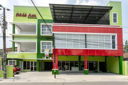 RedDoorz Near Universitas Muhammadiyah Yogyakarta Отели рядом с достопримечательностью «Super Badut Jogja»