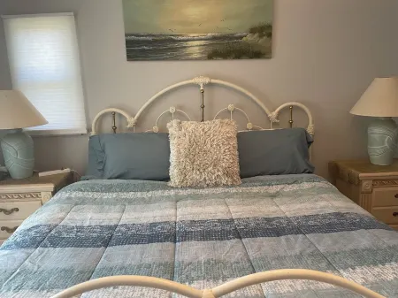 Warm and Cozy Home in Quiet Neighborhood!! LLC