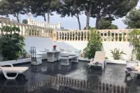 Comfort Steps from the Sea