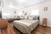 Cozy Guesthouse Close to Parks, 20 min to U of O , 8 min to Airport