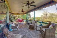 'the Treehouse' in Cherokee Village: Deck & Views - Homestays