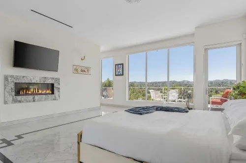 Luxe la Escape w/ Pool, Views & Game Room Alta Vista Estate by Avantstay