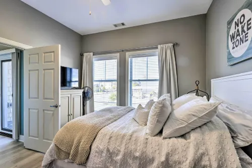 Dtwn Ludington Condo Balcony, Walk to Beach! - 3-Star