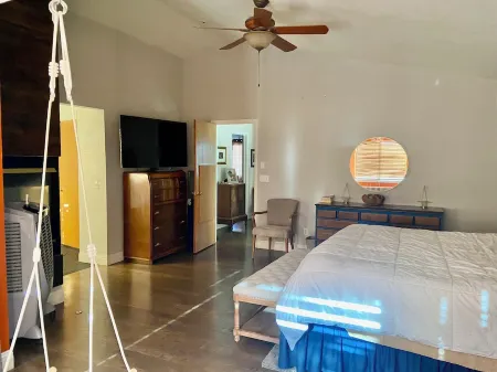 Boulder- Denver DIA! ! Popular home, Private, Spacious, and Centrally Located!