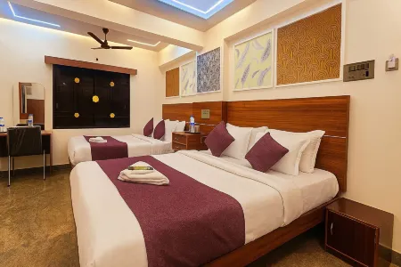 Hotel Maitreya Inn Отели рядом с достопримечательностью «Sripuram Golden Temple»