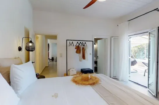 NIKKON LUXURY LIVING is a luxury private villa, in top of the sea.Enjoy LUXURY.