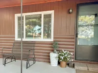 Steps from Mountain View Cafe! 2 bedroom attached  cabin w/fenced private yard!