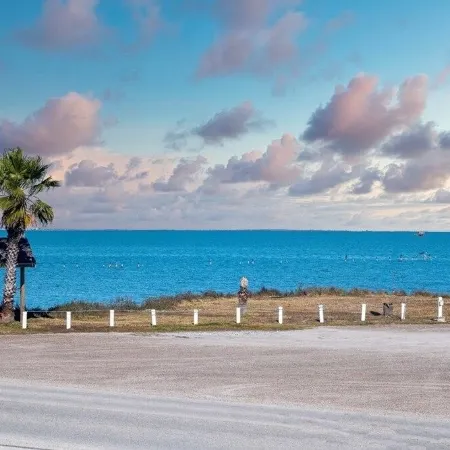 Waterfront Views in Rockport–FultonStay at Our Charming Motel Room.