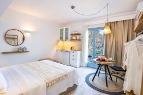 Yploui Suites 1 in Kira Panagia